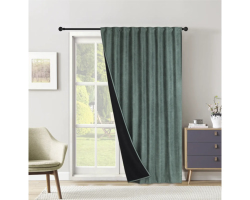 Pohľad na sivý zatemňovací záves pred oknom.