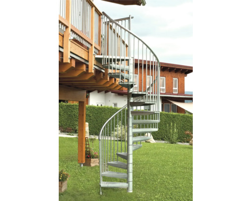 Kovové točité schodisko vedie z terasy do záhrady.