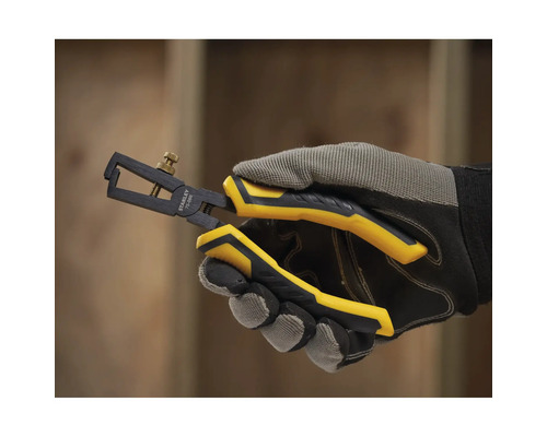 Ruka v rukavici drží odizolovacie kliešte Stanley.