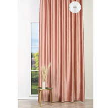 Dekoratívne šály so závesom na riasiacu pásku pred oknom