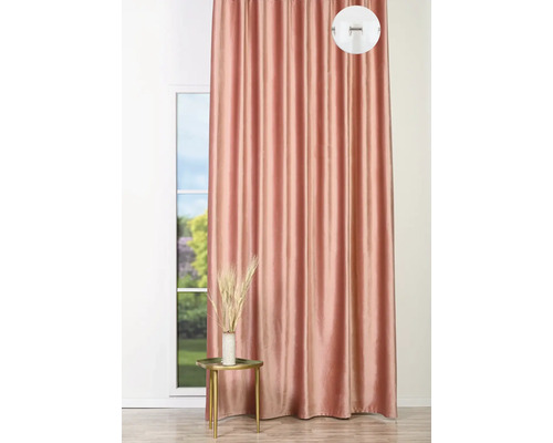 Dekoratívne šály so závesom na riasiacu pásku pred oknom