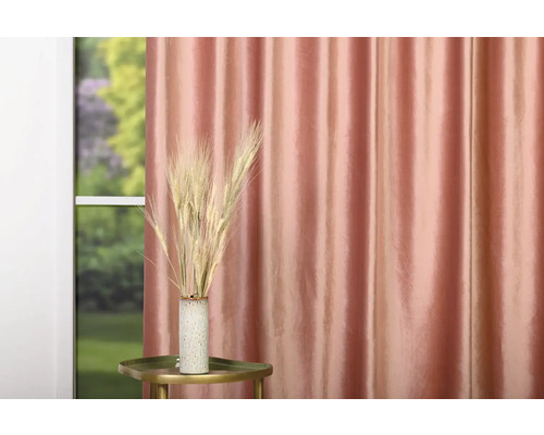 Dekoratívne usporiadanie so závesom, vázou a obilnými klasmi