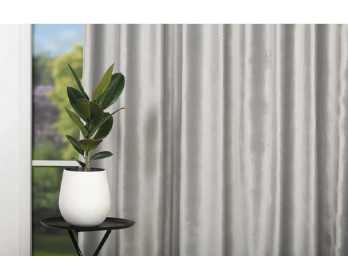 Dekoratívne obytné prostredie so závesom, stolom a črepníkovou rastlinou