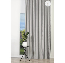 Sivý záves vedľa okna s malým stolom a izbovou rastlinou