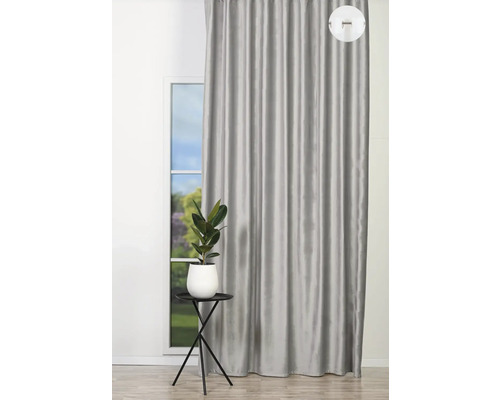 Sivý záves vedľa okna s malým stolom a izbovou rastlinou