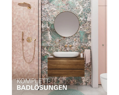 Svetlá kúpeľňa so sprchou, umývadlom, zrkadlom a mramorovými obkladmi