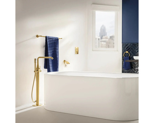 Kúpeľňa s voľne stojacou vaňou, batériou, uterákom a doplnkami