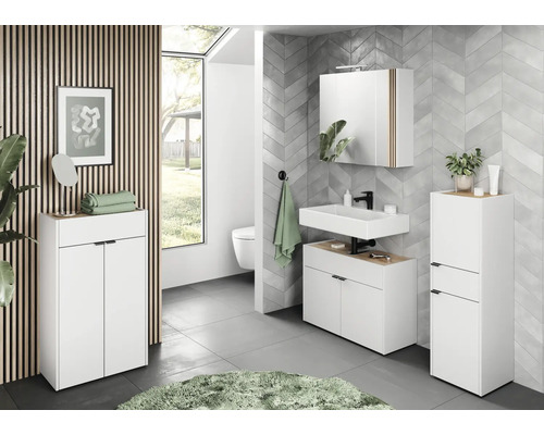 Kúpeľňa s umývadlom, zrkadlovou skrinkou a vysokými skrinkami vo svetlom dizajne.