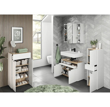 Moderná kúpeľňa s umývadlom, zrkadlovou skrinkou a úložnými regálmi