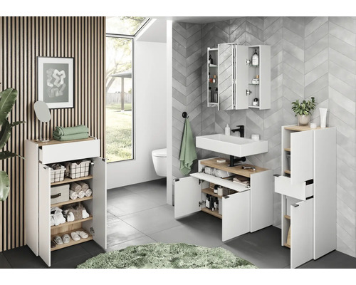 Moderná kúpeľňa s umývadlom, zrkadlovou skrinkou a úložnými regálmi