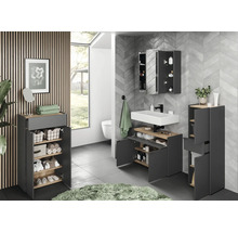 Moderná kúpeľňa s umývadlom, zrkadlovou skrinkou a kúpeľňovým nábytkom pre ďalší úložný priestor