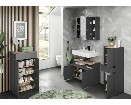 Moderná kúpeľňa s umývadlom, zrkadlovou skrinkou a kúpeľňovým nábytkom pre ďalší úložný priestor