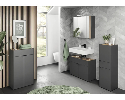 Svetlá kúpeľňa so sivým umývadlom, zrkadlovou skrinkou, vysokou skrinkou a policou