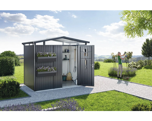 Otvorená záhradná búda v záhrade s policami, kvetináčmi a záhradným náradím