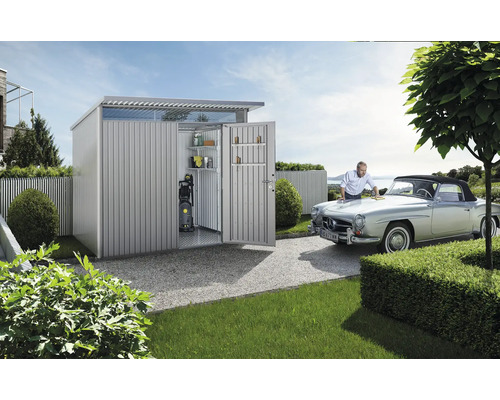Kovová záhradná chatka s policami, tlakovou umývačkou a mužom leštiacim auto