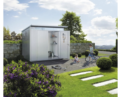 Záhradná scéna s domčekom na náradie, hrajúcimi sa deťmi a záhradným príslušenstvom