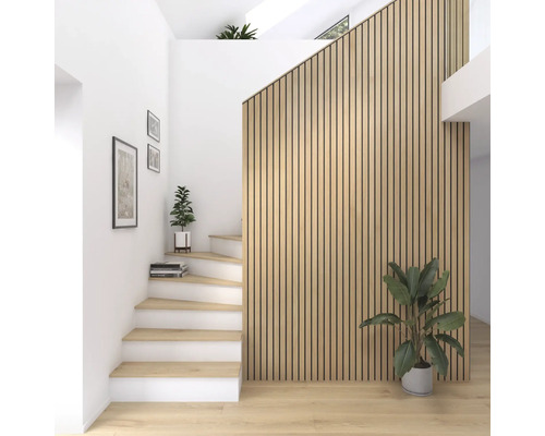 Svetlá izba so schodiskom, stenou z drevených panelov a izbovými rastlinami