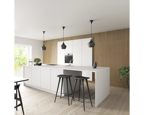 Moderná kuchyňa s kuchynským ostrovom, barovými stoličkami a závesnými svietidlami