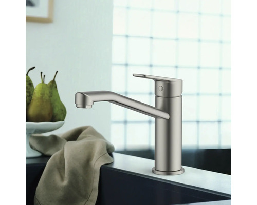 Kuchynská batéria z kovu na dreze