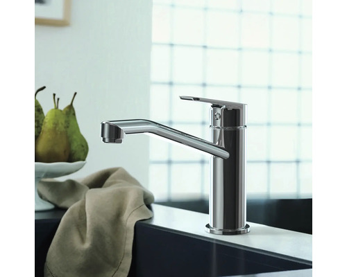 Kuchynská vodovodná batéria z kovu na dreze s dekoráciou