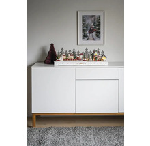 Dekoratívna vianočná krajina s domami, stromami a vlakom na príborníku