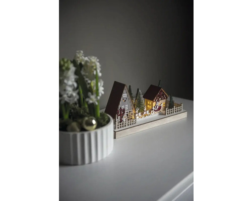 Dekoratívna drevená vianočná krajina s domami a Santa Clausom