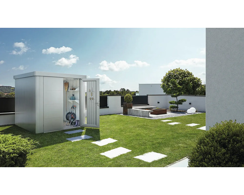 Kovová záhradná skriňa s otvorenými dverami na trávniku