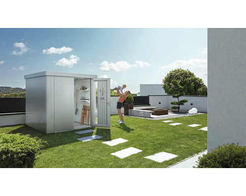 Záhradná scéna s domčekom na náradie, matka a dieťa na trávniku