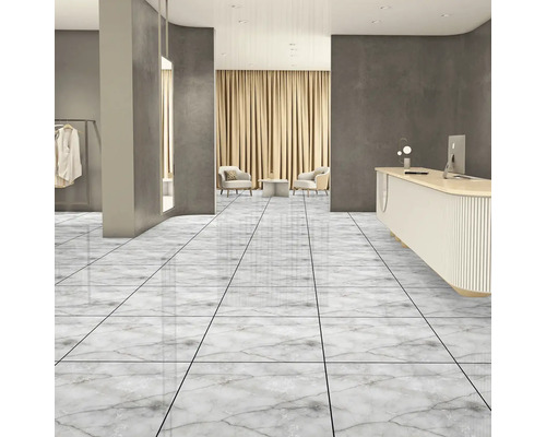 Chodba s dlažbou so vzhľadom mramoru, recepčný pult a posedenie