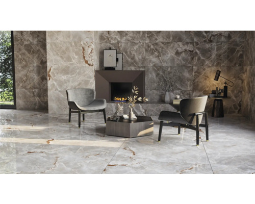 Moderná obývacia izba s mramorovými dlaždicami na podlahe a stenách, krbom a posedením