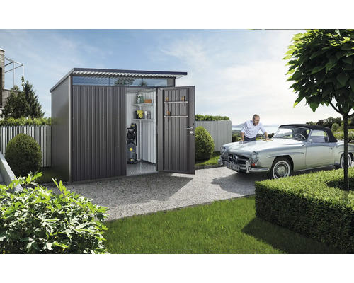 Kovový záhradný domček s otvorenými dverami, policami, tlakovou umývačkou a mužom leštiacim auto.