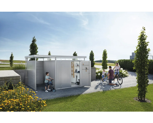 Rodina pred kovovou kôlňou na náradie s bicyklami a hračkami