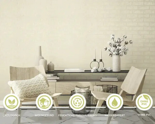 Svetlá obývacia izba s tapetou imitujúcou tehlovú stenu, stoličkami a dekoráciami