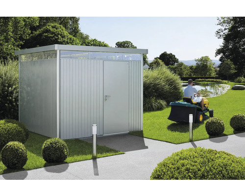 Záhrada s domčekom na náradie, kosačkou na trávu a jazierkom