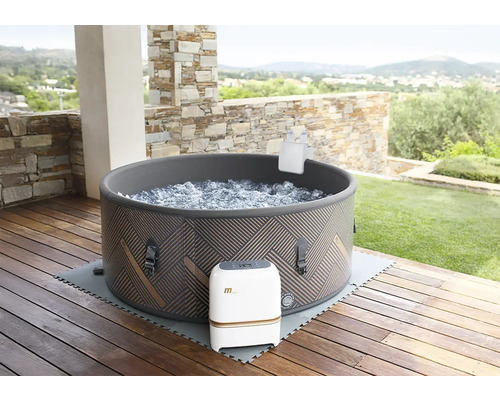 Nafukovacia vírivka s ovládacím prvkom na drevenej terase