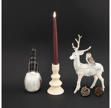 Dekoratívna scéna so sviečkou, svietnikom, látkovým škriatkom a figúrkou srnky so sovou