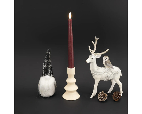 Dekoratívna scéna so sviečkou, svietnikom, látkovým škriatkom a figúrkou srnky so sovou