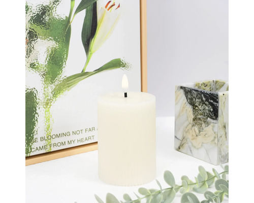 Dekoratívna LED sviečka s obrázkom rastlín a svietnik