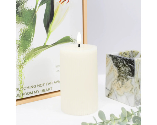 Dekoratívna LED sviečka s ornamentom, kombinovaná s rámom na fotografie a dekoráciou