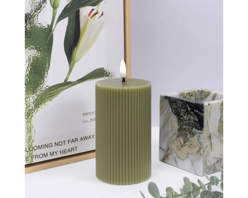 Dekoratívna LED stĺpová sviečka s vertikálnymi drážkami