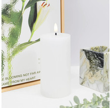 Dekoratívna biela LED sviečka s klamlivo skutočným plameňom