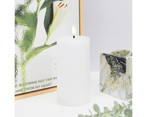 Dekoratívna biela LED sviečka s klamlivo skutočným plameňom