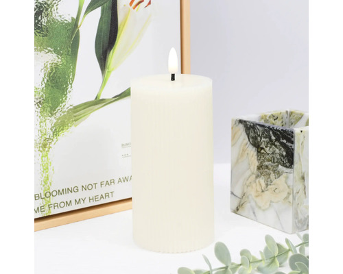 Dekoratívna stĺpová sviečka s plamenným efektom a príslušenstvom