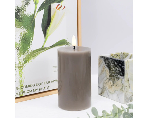 Dekoratívna stĺpová sviečka s elektrickým plameňom