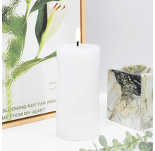 Dekoratívna biela stĺpová sviečka s umelým plameňom