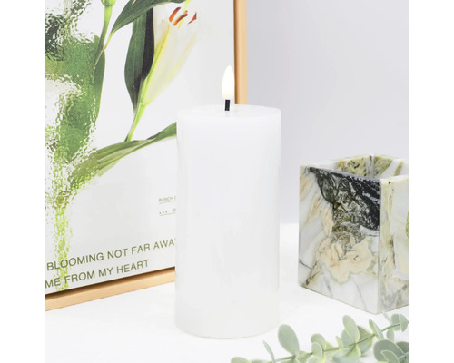 Dekoratívna biela stĺpová sviečka s umelým plameňom