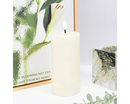 Stĺpová sviečka farby slonovej kosti s digitálnym plameňom