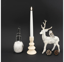 Dekoratívna scéna s LED sviečkou, trpaslíkom a figúrkou jeleňa pre vianočnú atmosféru