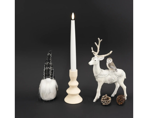 Dekoratívna scéna s LED sviečkou, trpaslíkom a figúrkou jeleňa pre vianočnú atmosféru