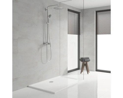 Moderná kúpeľňa so sprchovou vaničkou, sprchovou batériou a dvoma oknami so žalúziami.